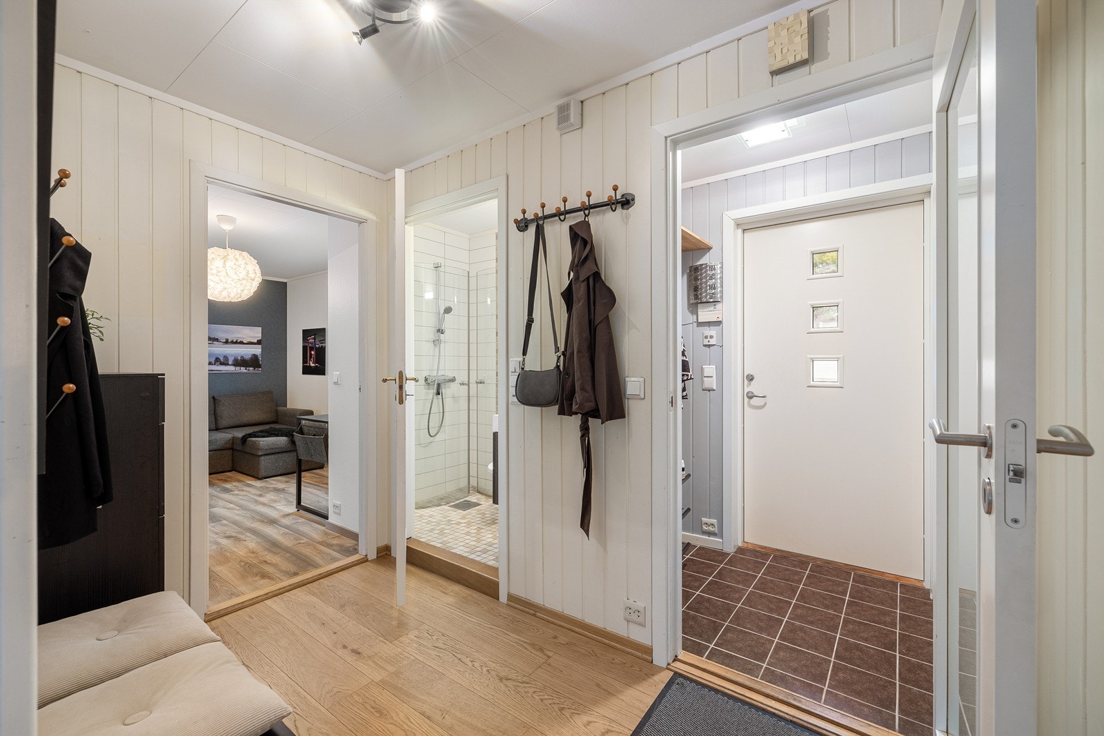 Romslig gang med god oversikt mot bad, stue og soverom i 1. etasje. Galleribilde