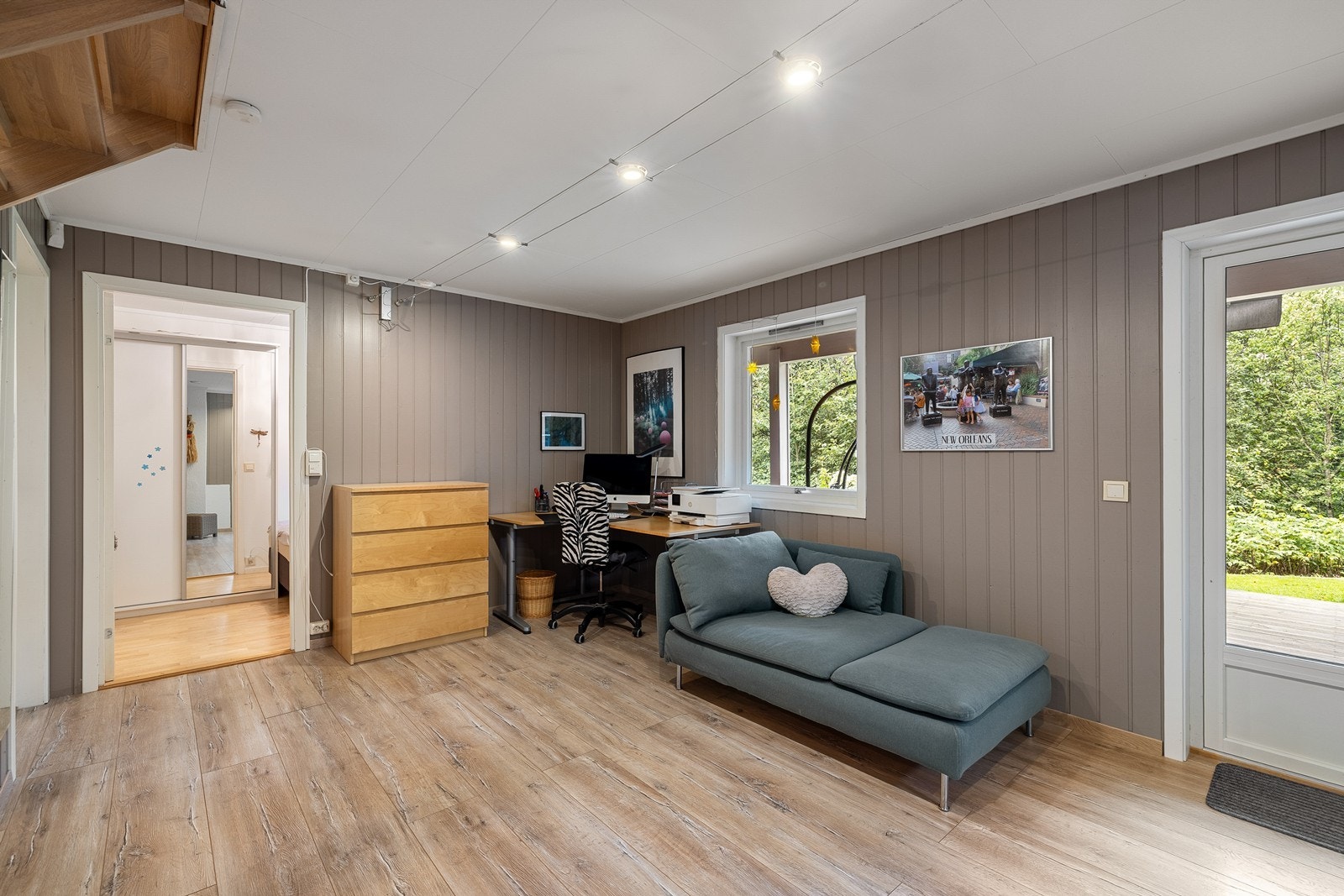 Kontor/stue i underetasjen med utgang til hagen. Galleribilde
