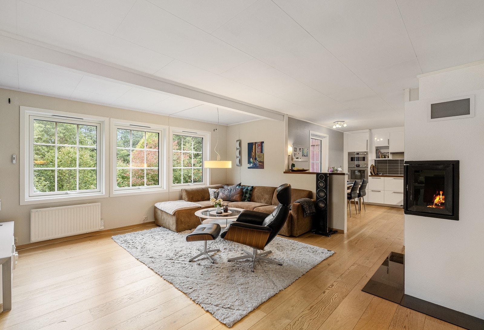 Romslig stue med peis, sofagruppe og god plass. Åpen løsning mot kjøkken. Galleribilde
