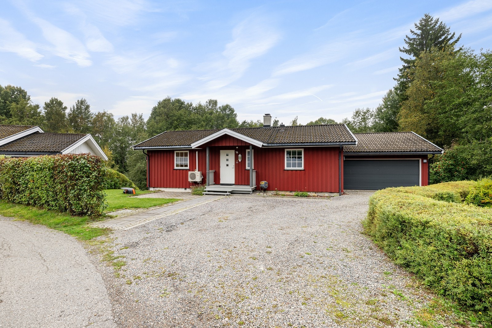 En flott enebolig med solrik terrasse, dobbel garasje og grønt uteområde. Galleribilde