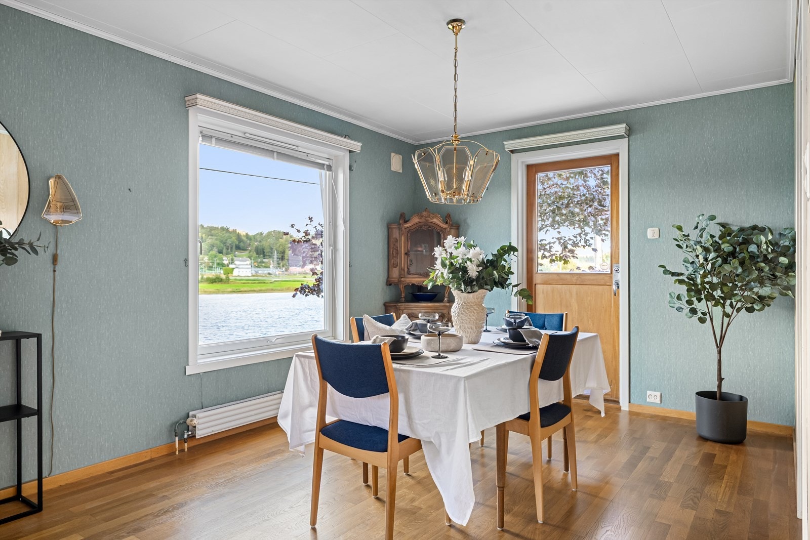 God plass til å dekke langbord når anledningen byr seg, eller innrede med et hyggelig frokostbord til hverdags. Galleribilde