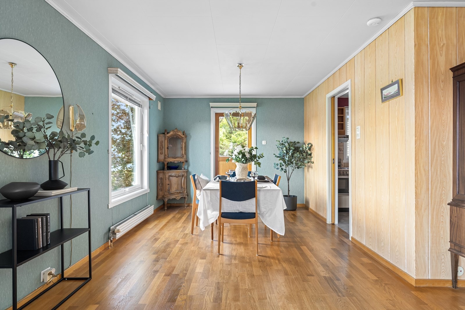 Spisestue med utgang til flott terrasse på hele 44 m². Galleribilde