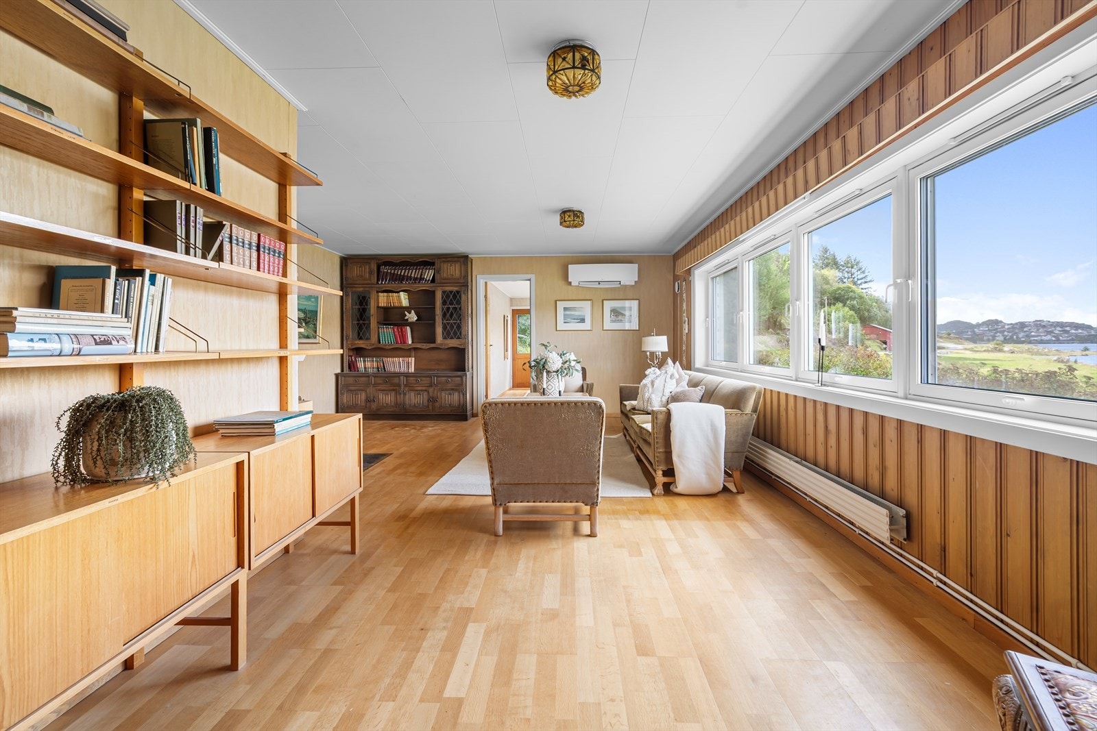 Et allsidig rom med mange bruksmuligheter, perfekt som TV-stue, leserom eller ungdomsstue. Galleribilde