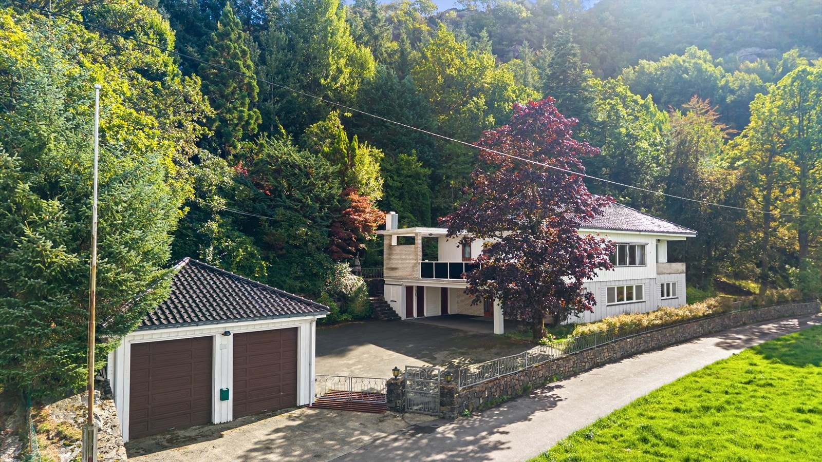 En tilbaketrukken villa med flott arkitektur, stor tomt og gode kvaliteter. Galleribilde