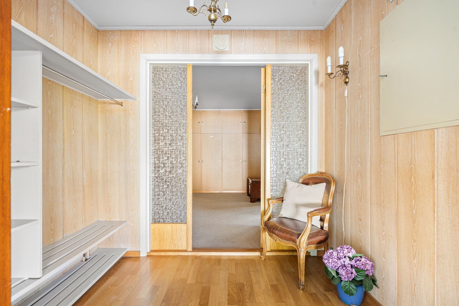 Entré med god plass til å henge fra seg yttertøy og sko Galleribilde