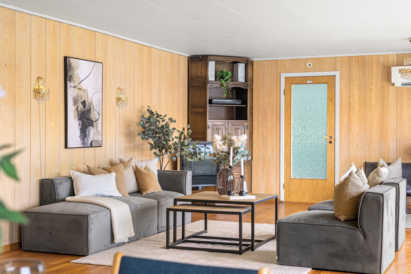 Her er det god plass enten du ønsker en stor sofagruppe eller flere separate sitteplasser. Galleribilde