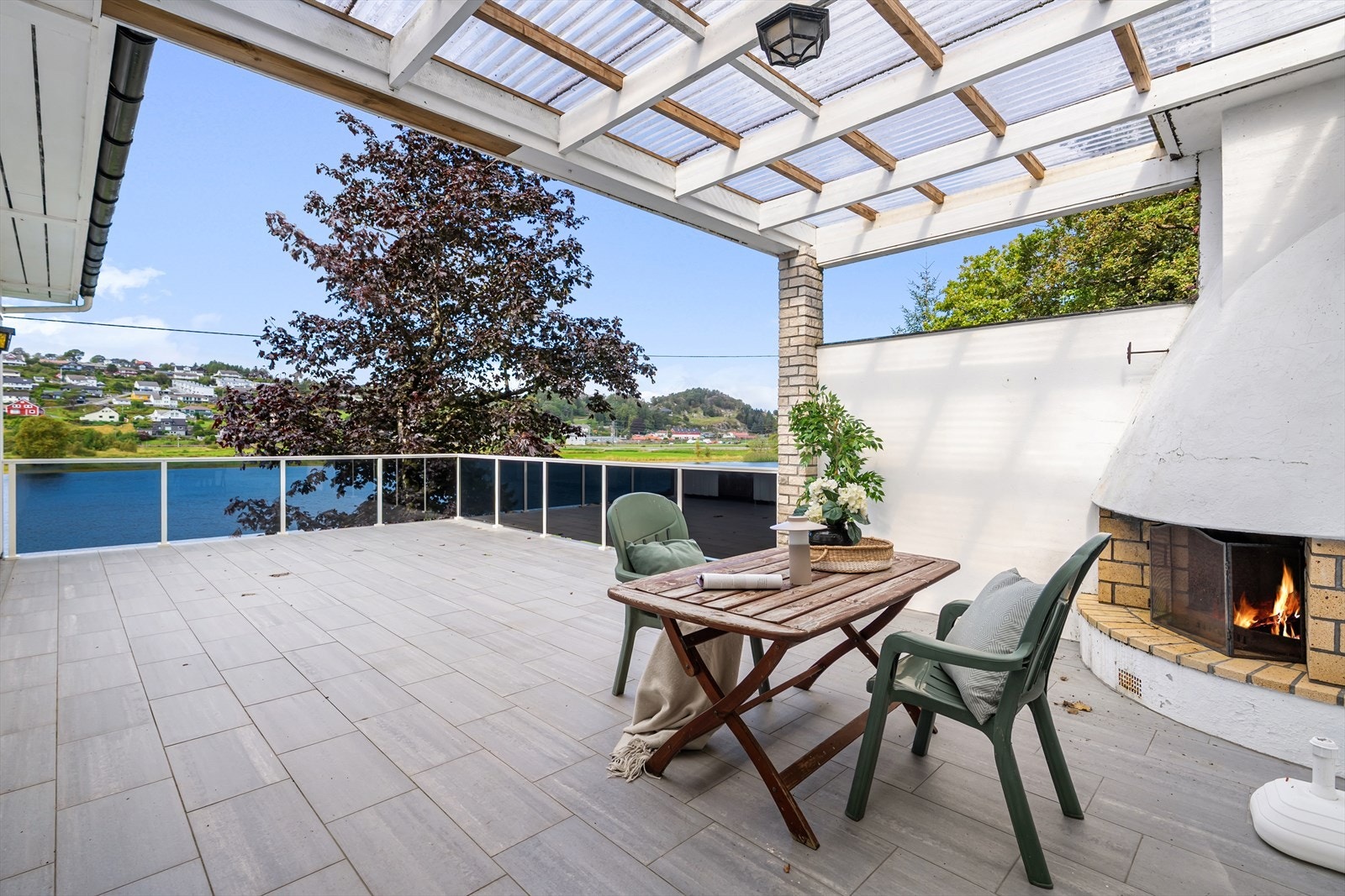 Delvis overbygd terrasse med koselig peis. Et herlig sted å nyte lange dager og lune kvelder. Galleribilde