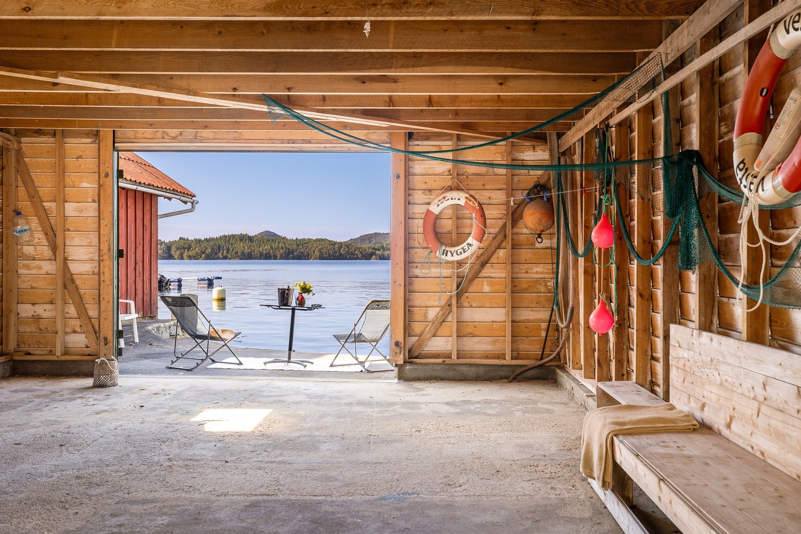 Romslig naust med gode muligheter for sosiale samlinger Galleribilde
