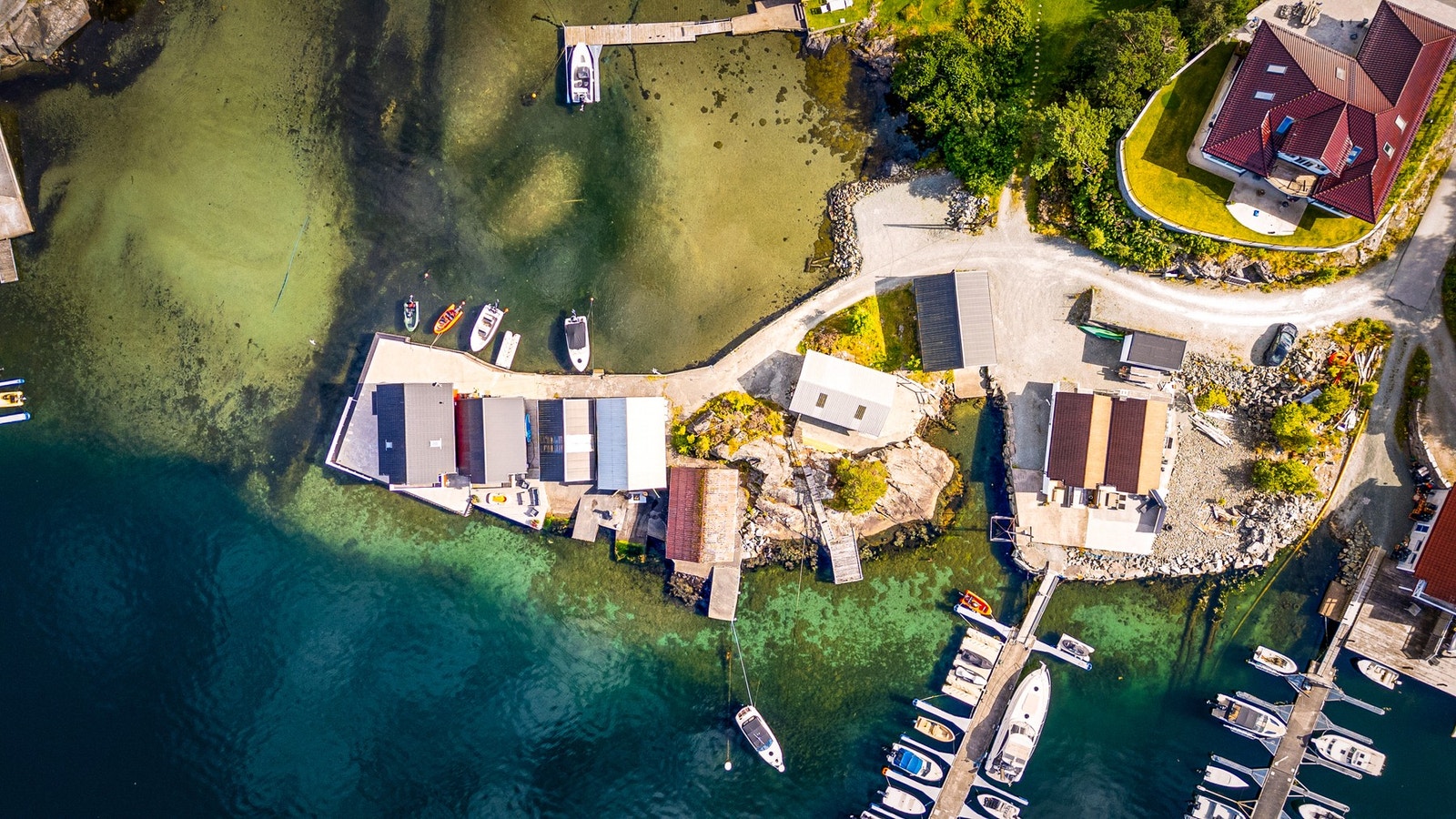 Det er mulighet for å ligge med mindre båt, eller vannscooter på dokk, på innsiden av moloen Galleribilde