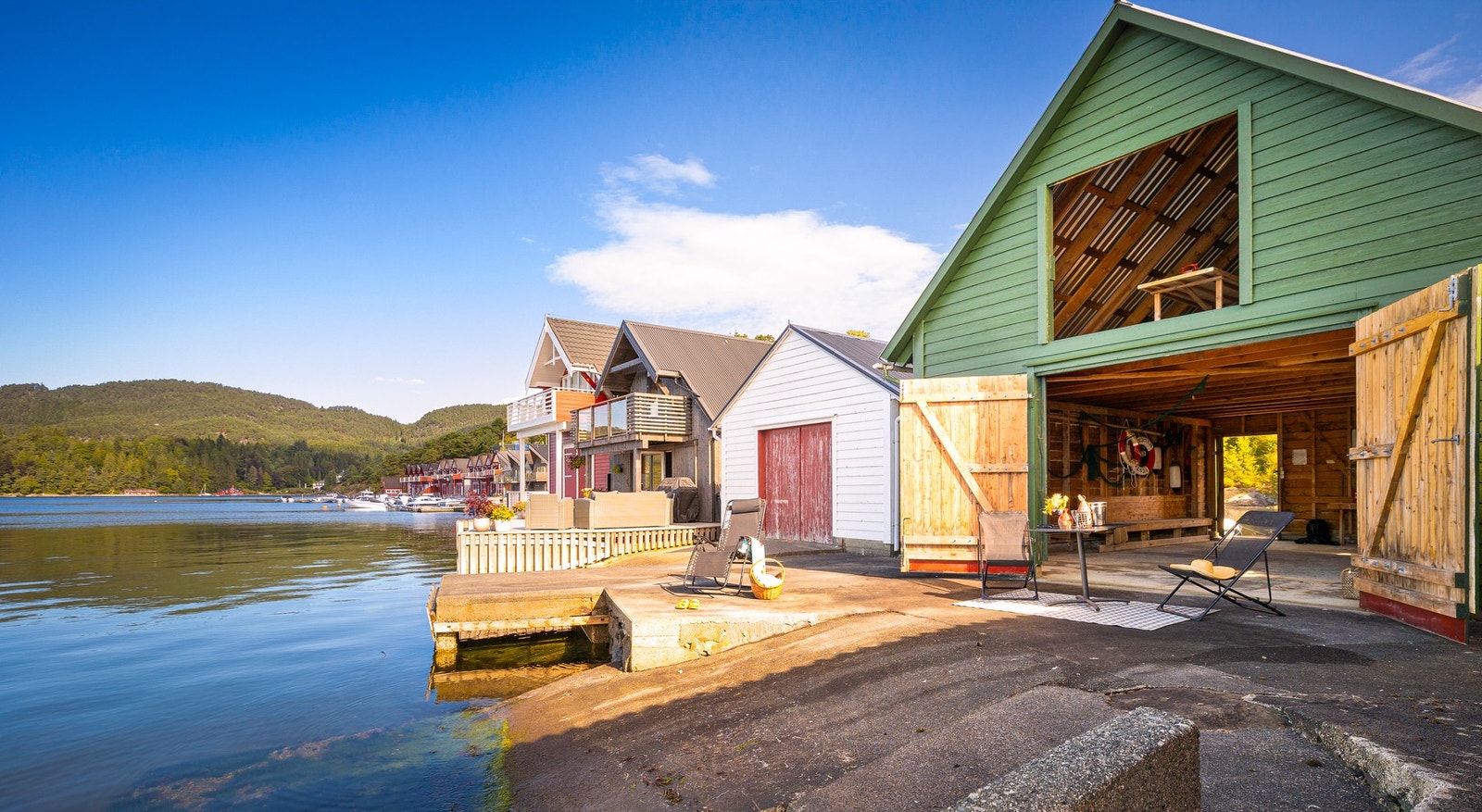 Det er kort vei fra eiendommen til Vedholmen for landhandel eller bunkring Galleribilde