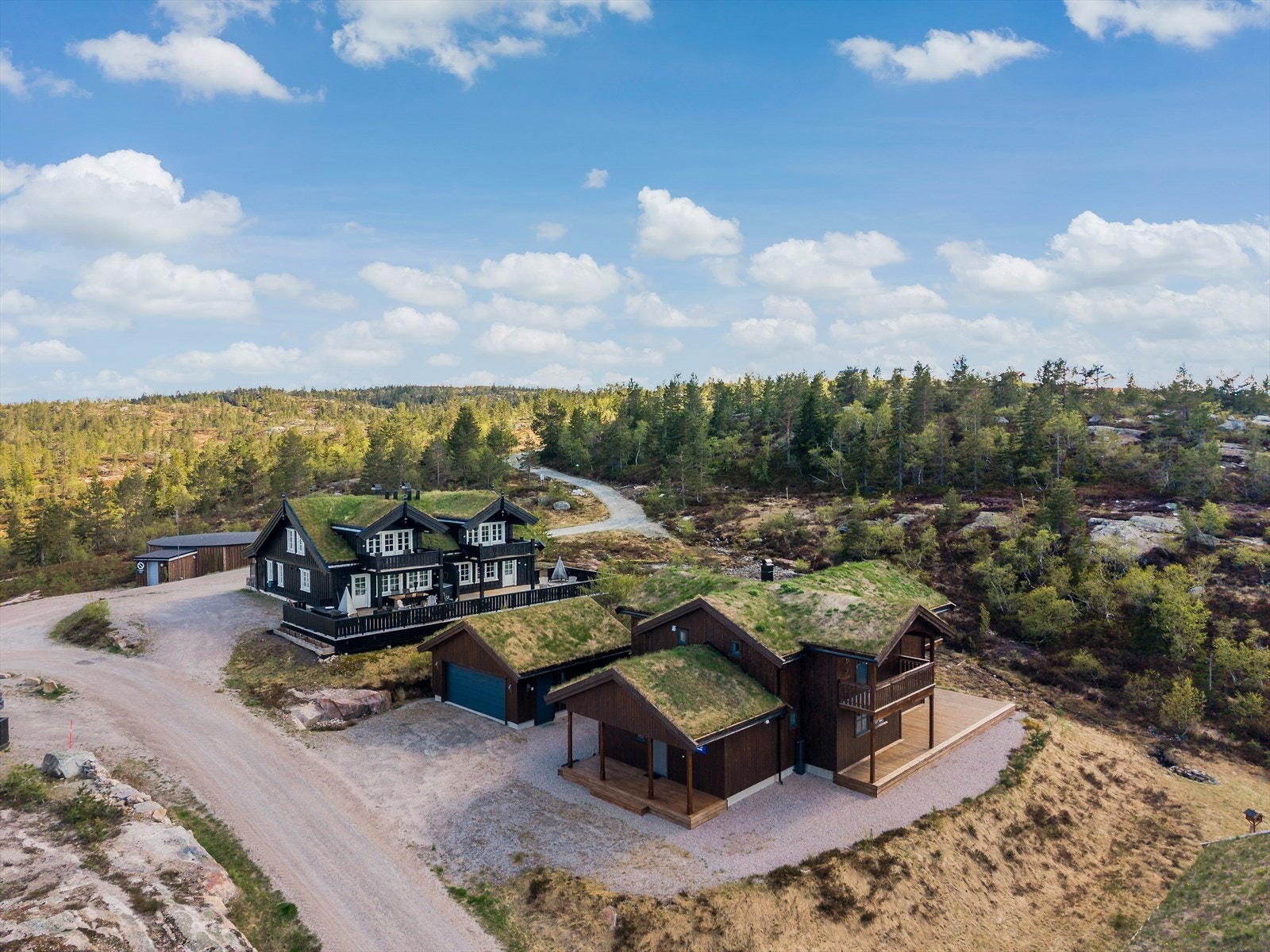 Eiendommen ligger i enden av feltet med direkte tilgang til flotte sykkel- og turstier innover mot Blekatoppen! Galleribilde