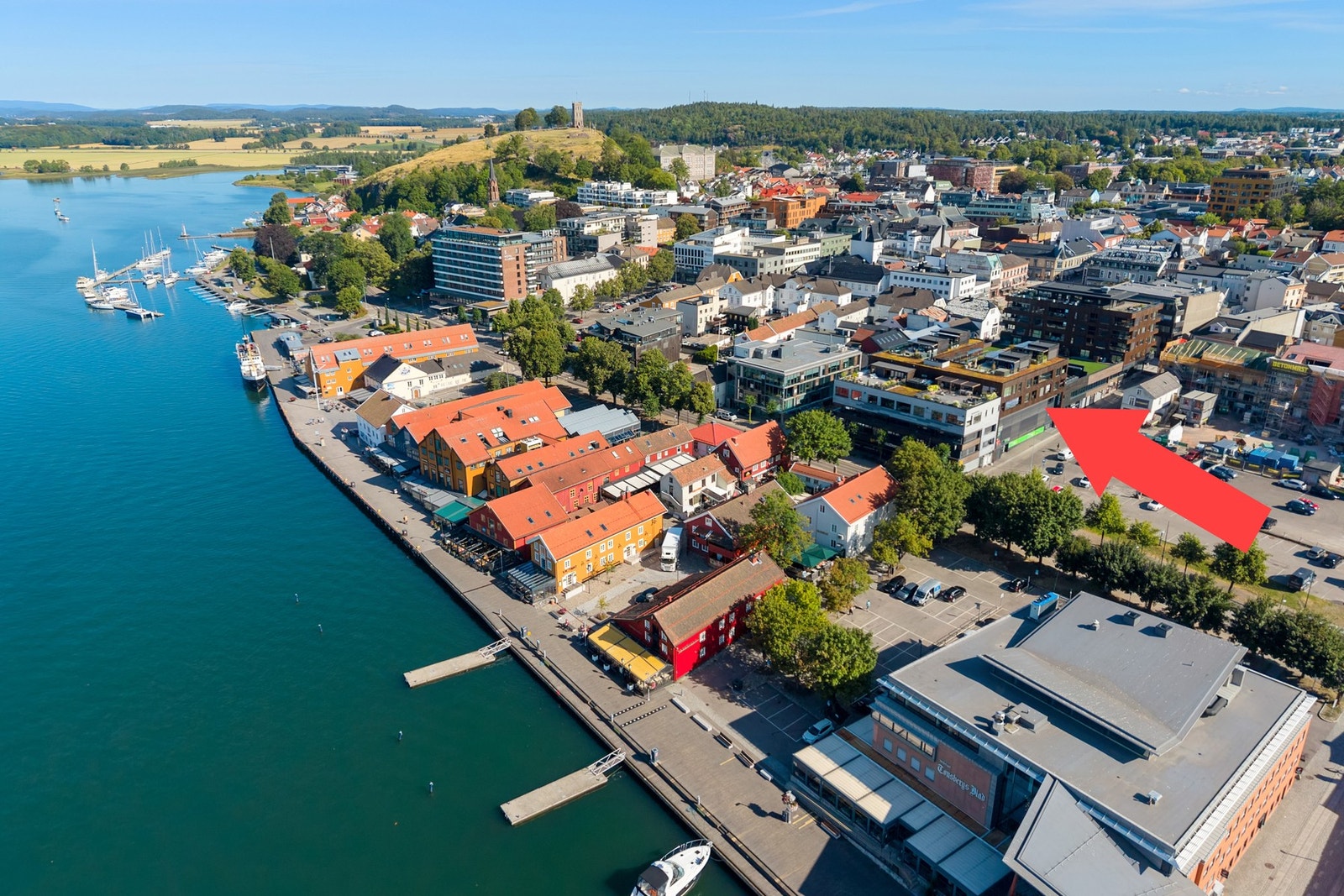 Foyntaket er et veletablert sameie med heis, et grønt og sosialt atrium med plen og sittegrupper, samt en solrik felles takterrasse med flott utsyn over byen. Galleribilde