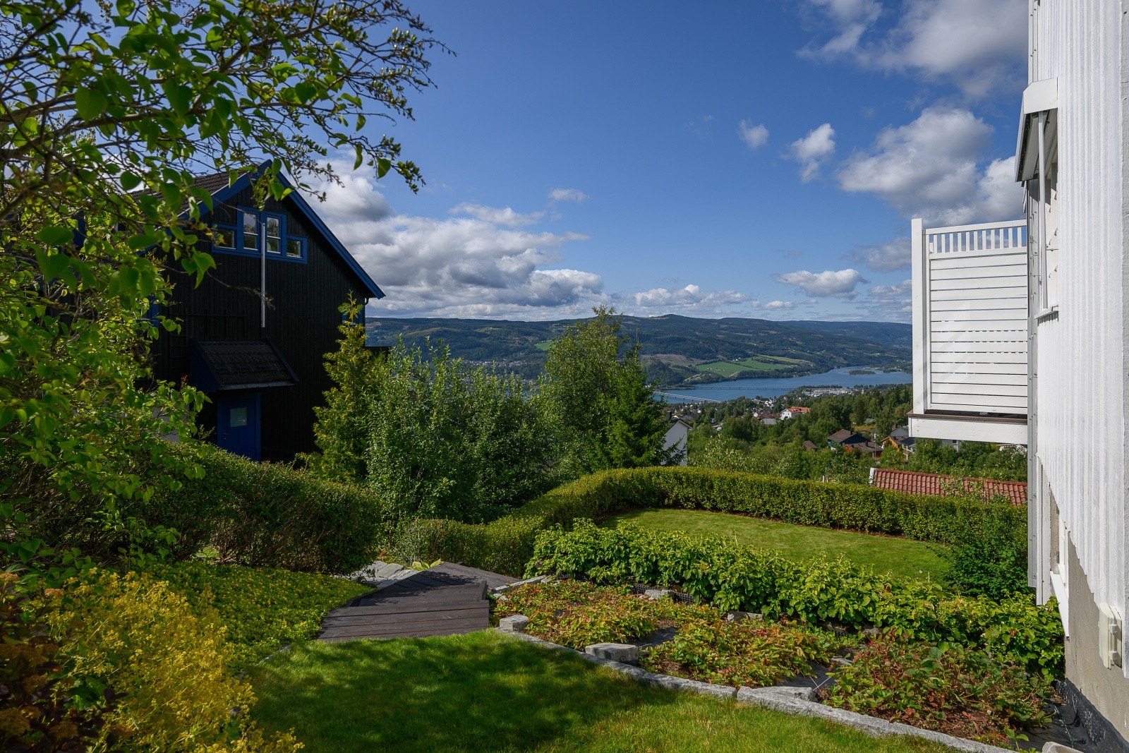 Hagen er pent anlagt og har gode solforhold, se pkt. "tomt" for nærmere informasjon. Galleribilde