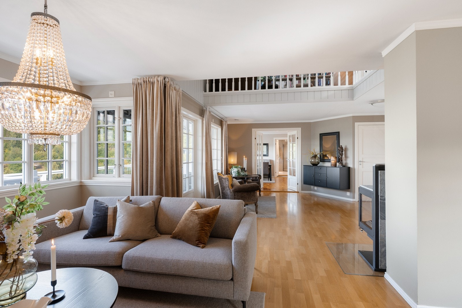 Stuen har delvis åpen himling opp til loftstuen, noe som gir en ekstra takhøyde og romfølelse. Galleribilde