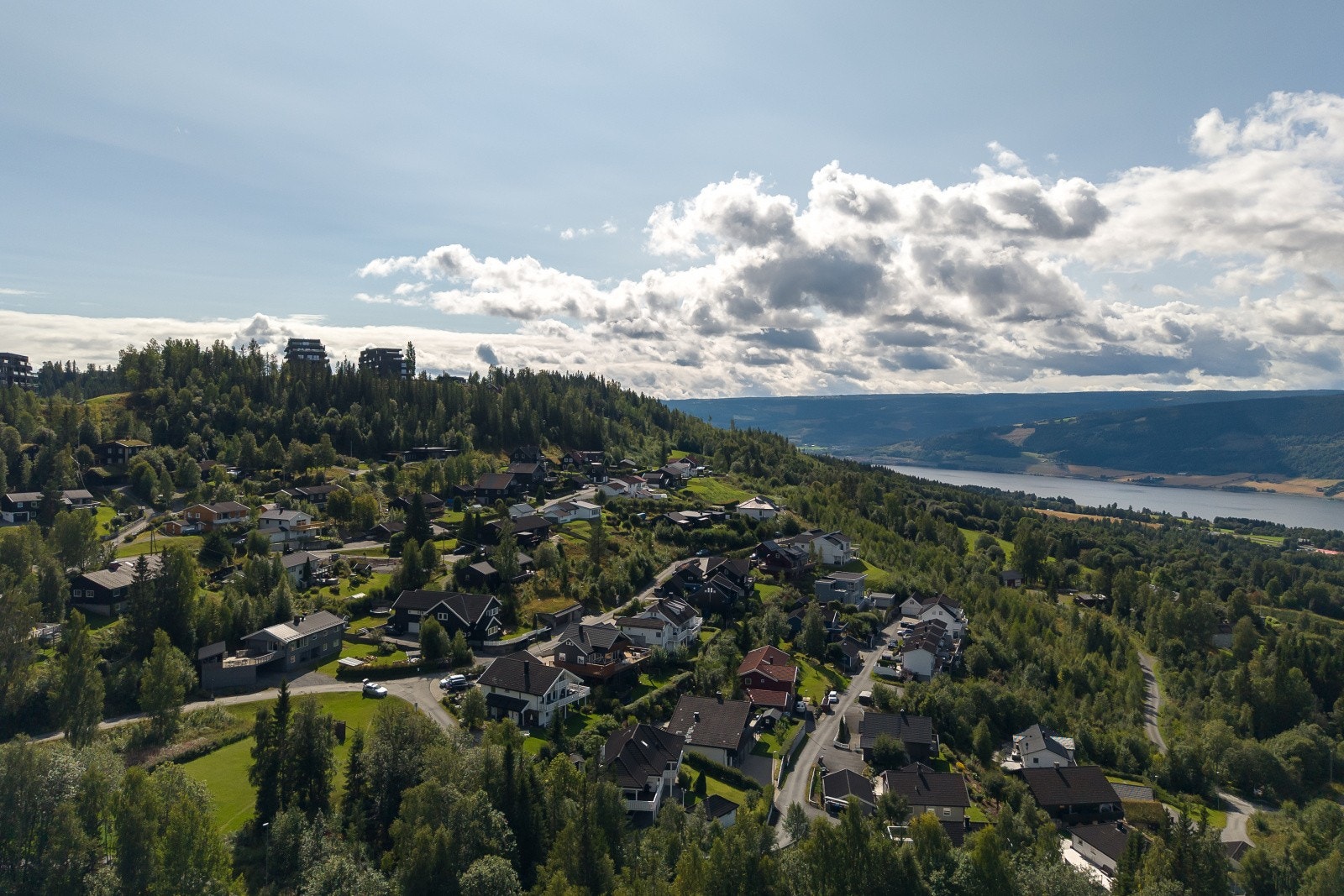 Boligen ligger i et populært boligområde på Røyslimoen. Galleribilde