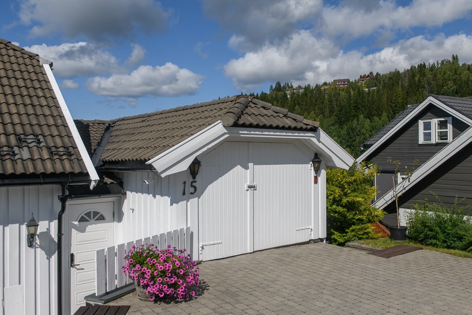 I tillegg til den frittstående garasjen, er det en garasjeplass i tilknytning til huset. Galleribilde