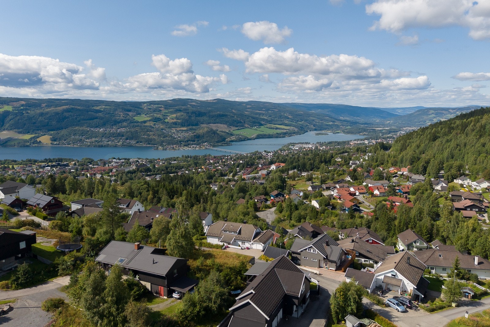 Området byr på nærhet til både skoler, barnehager og idrettsanlegg. Galleribilde
