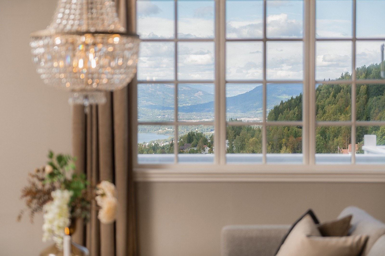 Fra stuen kan man nyte utsikten over det flotte naturlandskapet og Mjøsa. Galleribilde