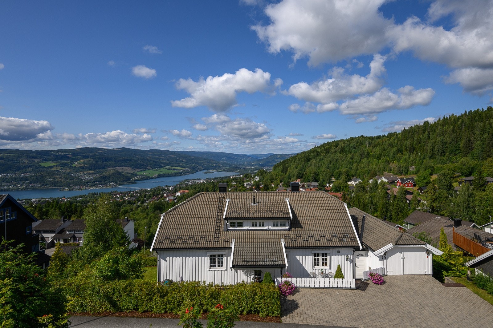 Boligen ligger på et høydedrag med gode sol- og utsiktsforhold. Nydelig utsikt ut over Mjøsa. Her bor man barnevennlig til med kort avstand til det meste man behøver i hverdagen. Gårdsplassen er steinbelagt og har plass til flere biler. Galleribilde