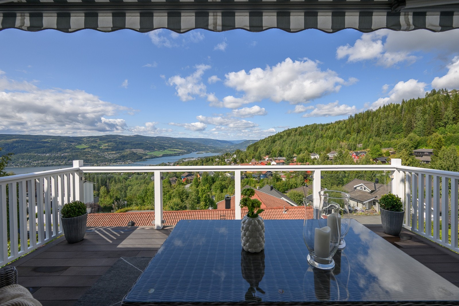 Innholdsrik og velholdt enebolig over tre plan med nydelig utsikt over Mjøsa. Galleribilde