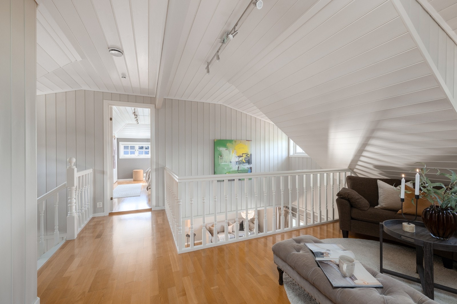 Loftstuen i andre etasje er et lyst og åpent rom med mange bruksmuligheter. Galleribilde