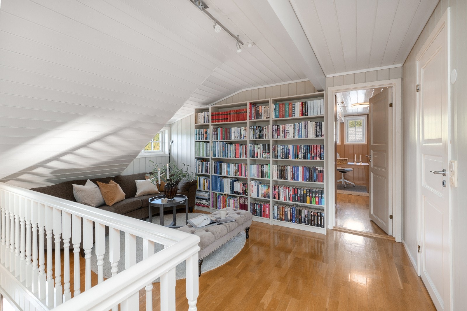 Fra loftstuen er det adkomst til bad og soverom. Galleribilde