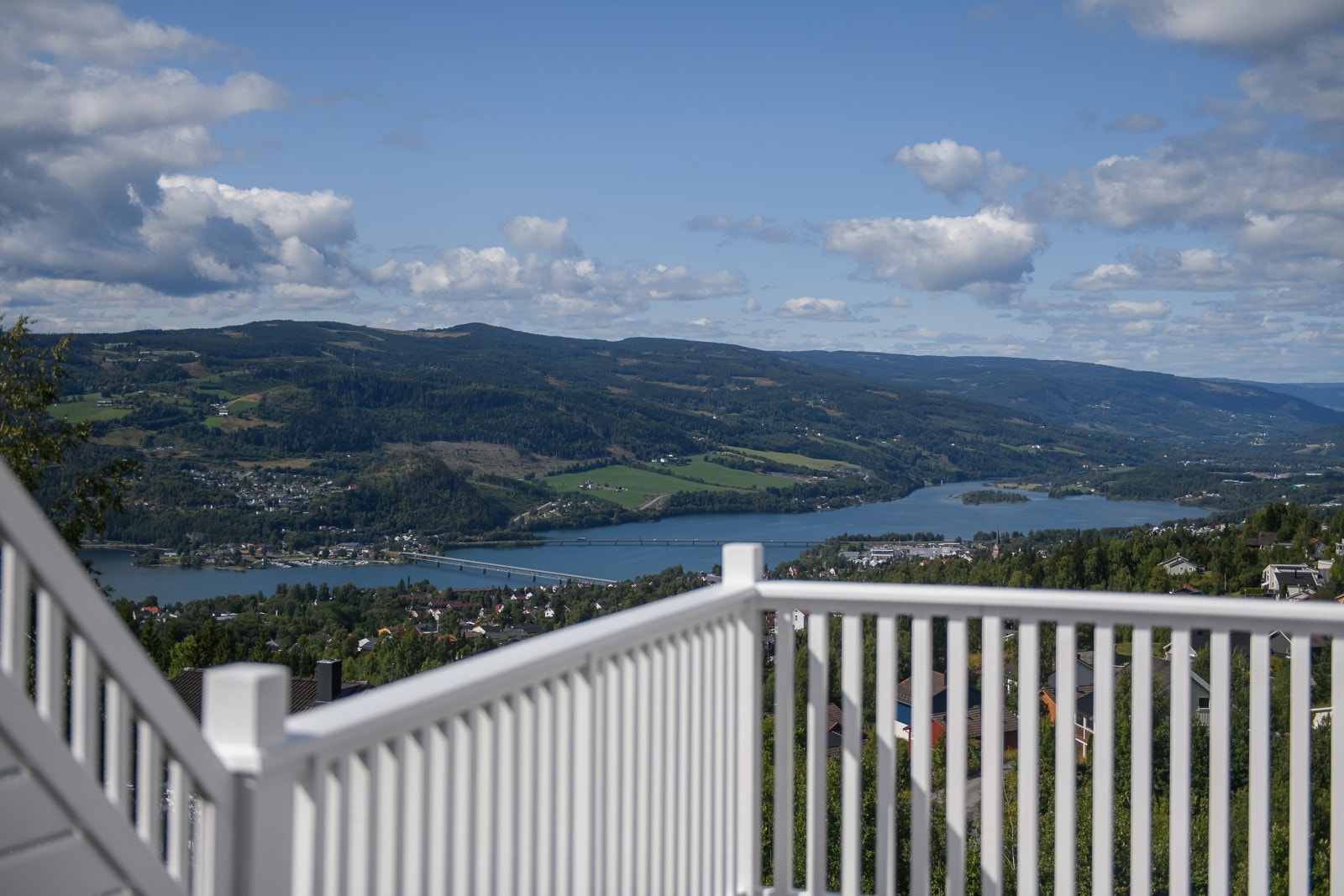 Fra eiendommen er det vidstrakt utsikt mot Vingnesbrua og Mjøsa. Galleribilde