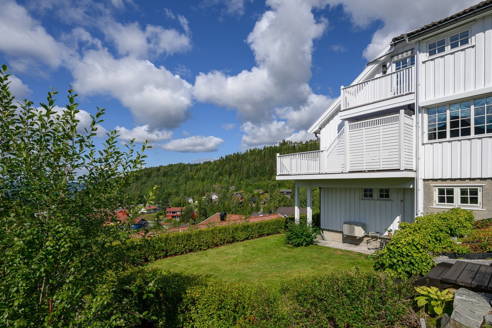 Eiendommen ligger høyt og fritt i et skrånende terreng. Galleribilde
