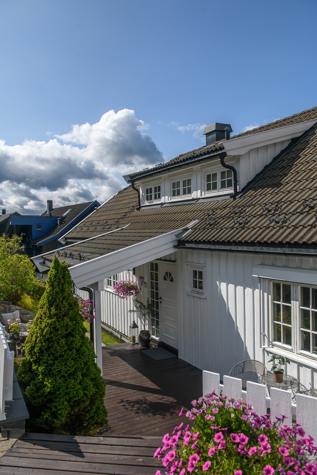 Overbygd inngangsparti med tilhørende markterrasse (se pkt. ferdigattest). Galleribilde