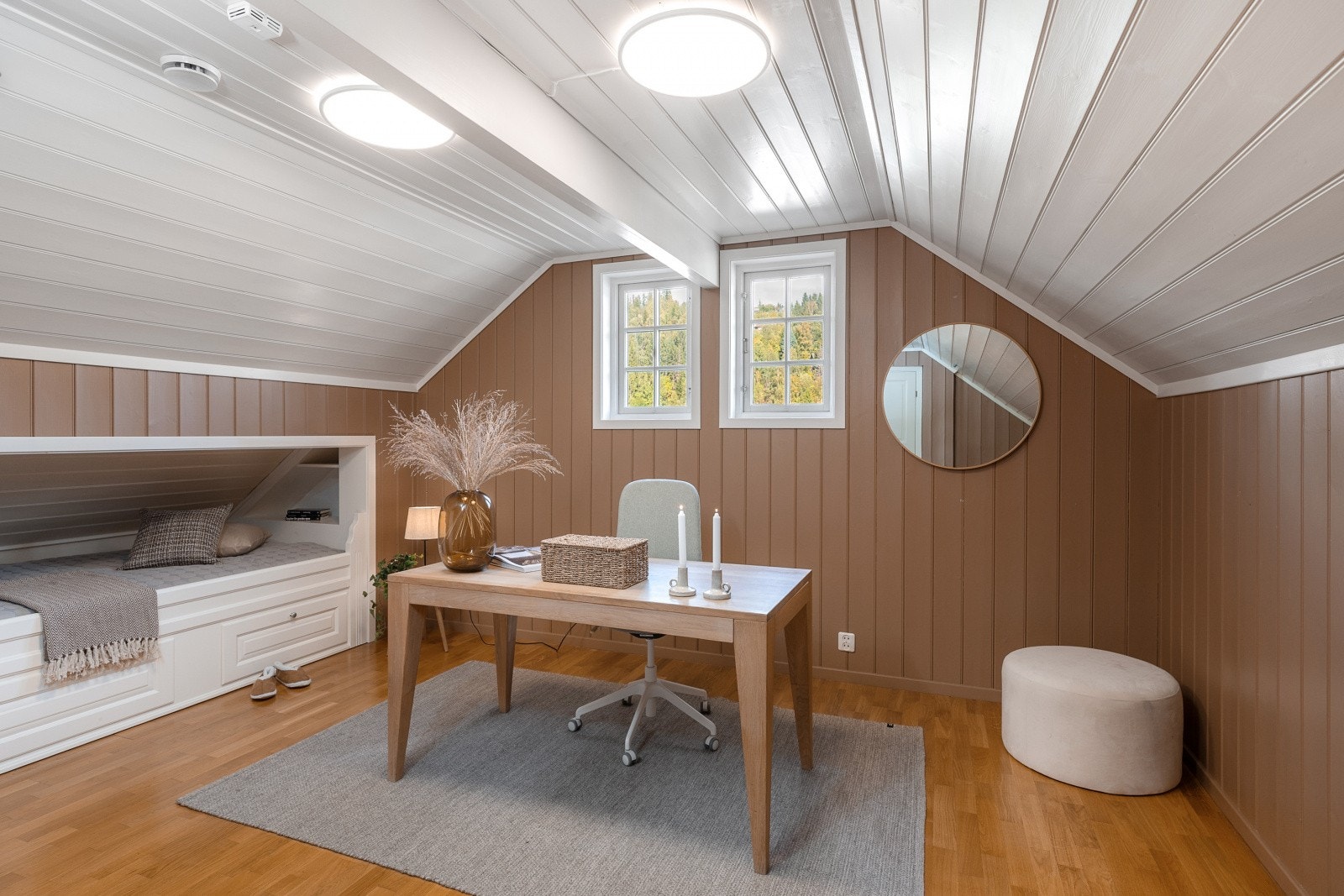 Soverom i andre etasje, i dag innredet som kontor, med en smart, plassbygd sengeløsning. Galleribilde