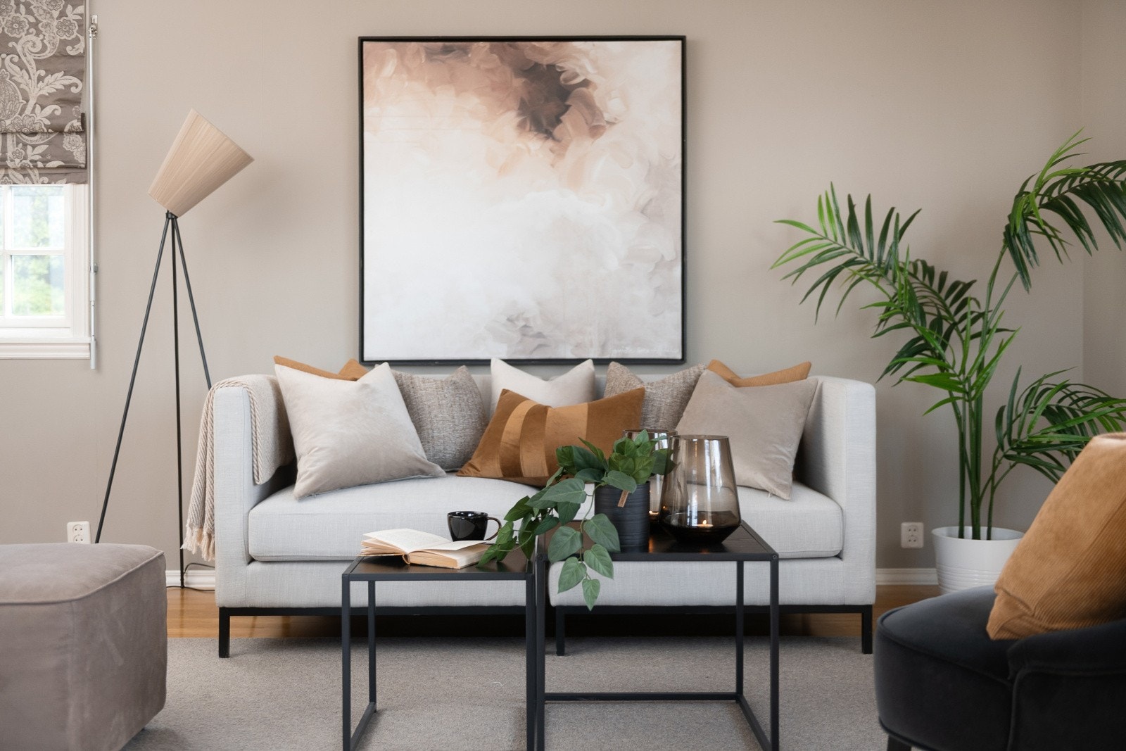 Stuen har en behagelig og rolig fargepalett. Galleribilde