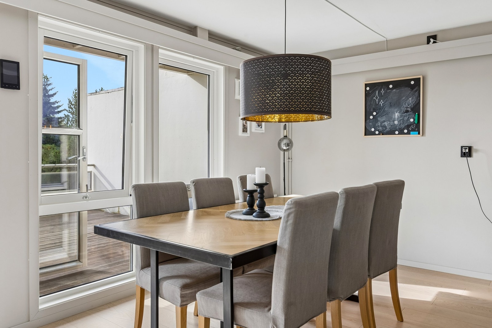 Spiseplassen ligger naturlig i tilknytning til kjøkken og stue. Galleribilde