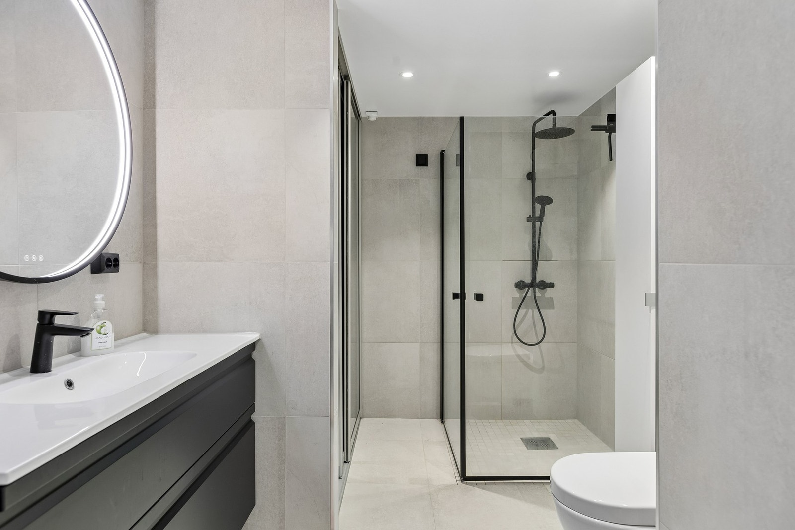 Badet har moderne belysning og delikate fliser som skaper et behagelig og innbydende miljø. Galleribilde