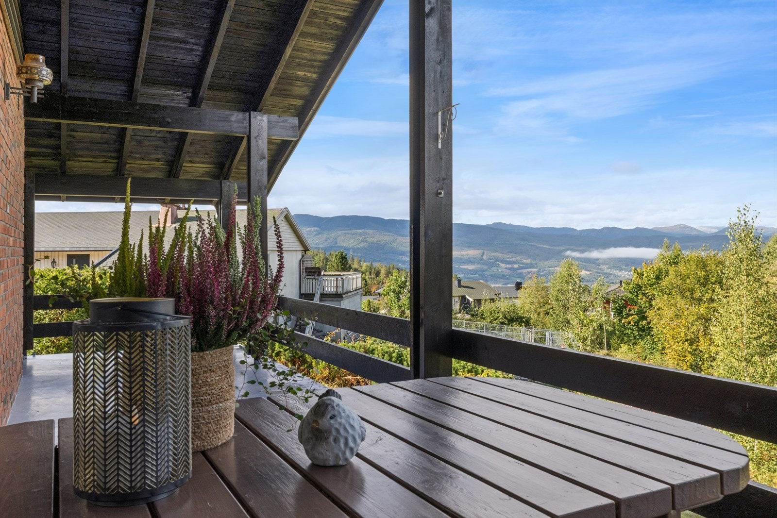 Fra den overbygde verandaen har du flott utsikt over landskapet og åsene. Galleribilde