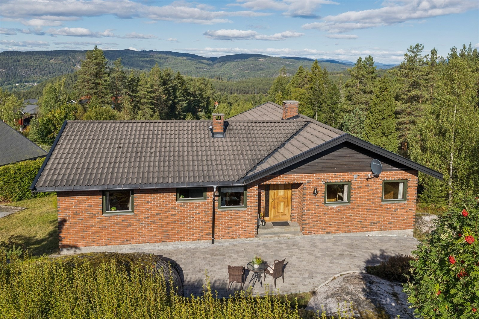 Boligen har betongtakstein på taket og et pent opparbeidet uteområde. Galleribilde