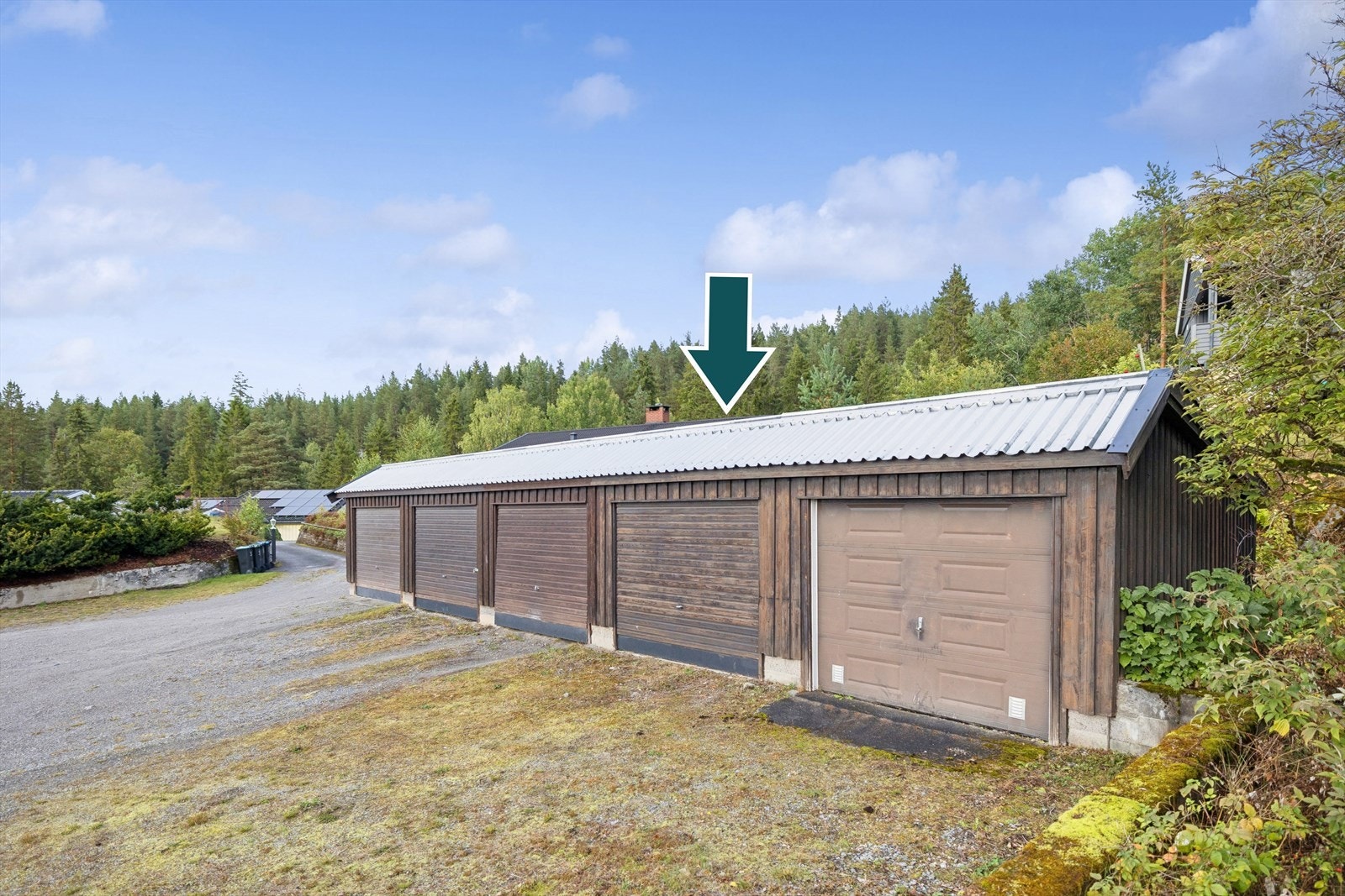 Felles garasje sammen med 5 andre i nabolaget, det er garasjendelen nr 2. fra høyre som tilhører Grevlingvegen 9. Galleribilde