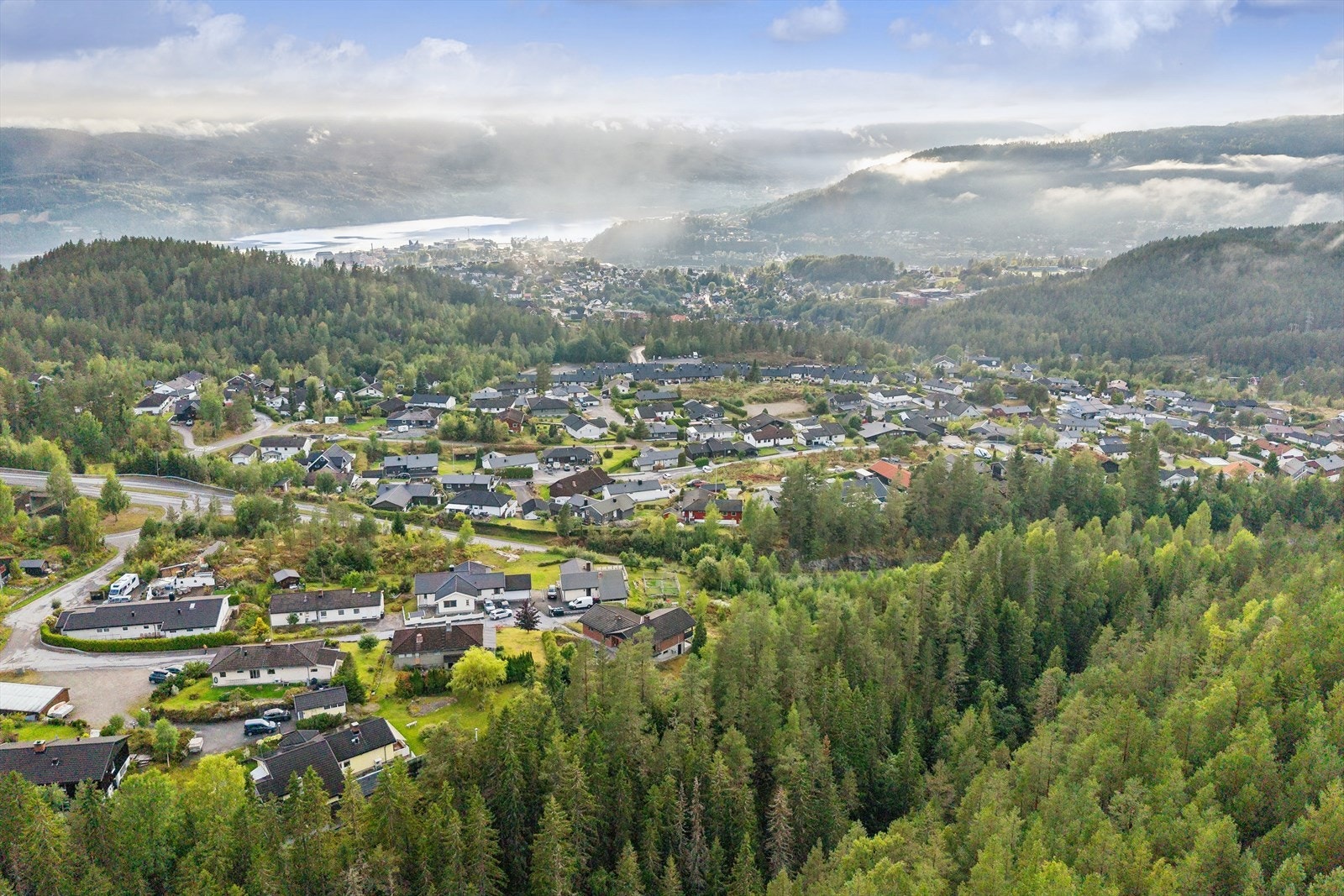 Flott plassering i enden av veien med utsikt og skogen som nærmeste nabo. Galleribilde