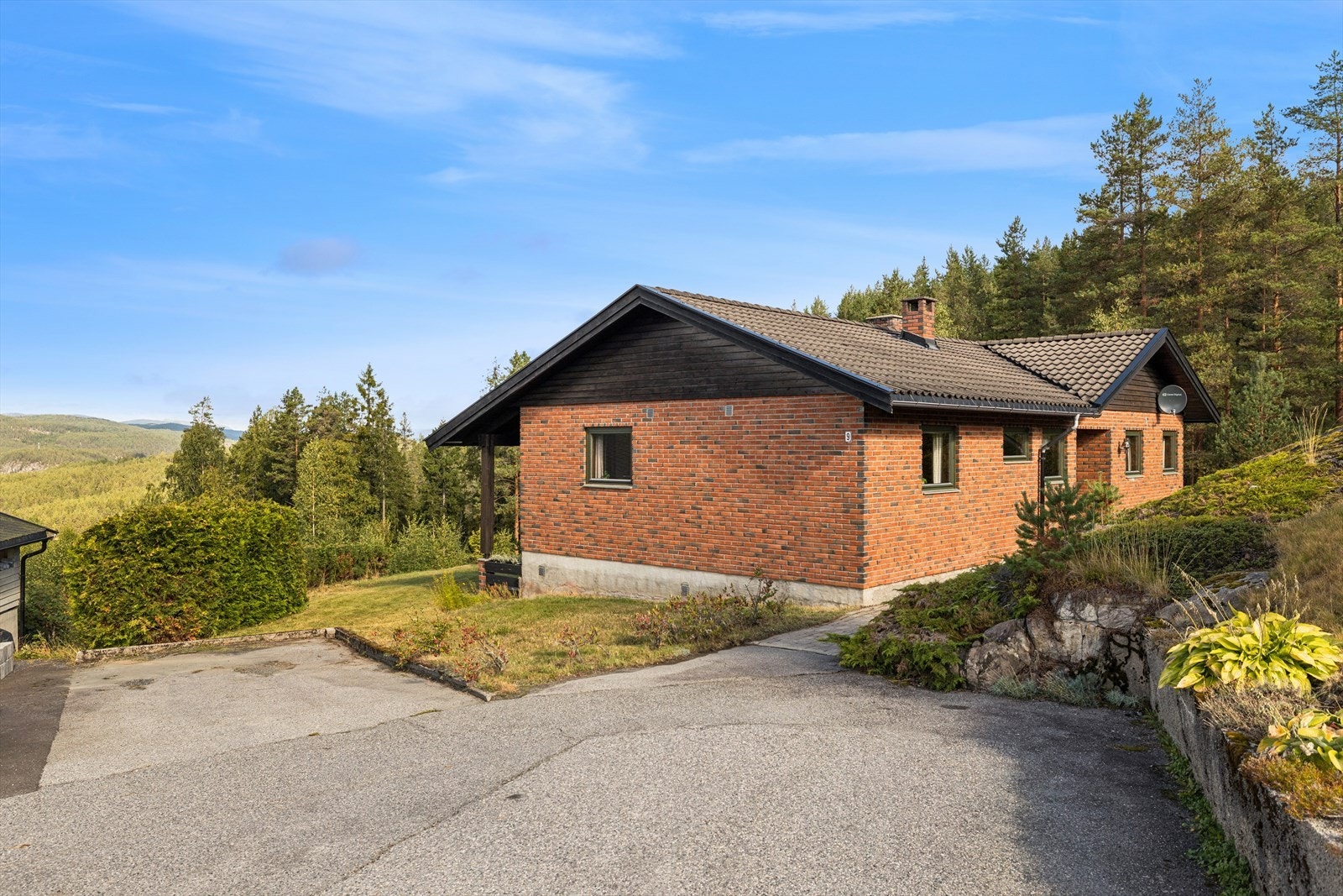 Det er gode parkeringsmuligheter ved boligen, samt garasjeplass i fellesanlegg. Galleribilde