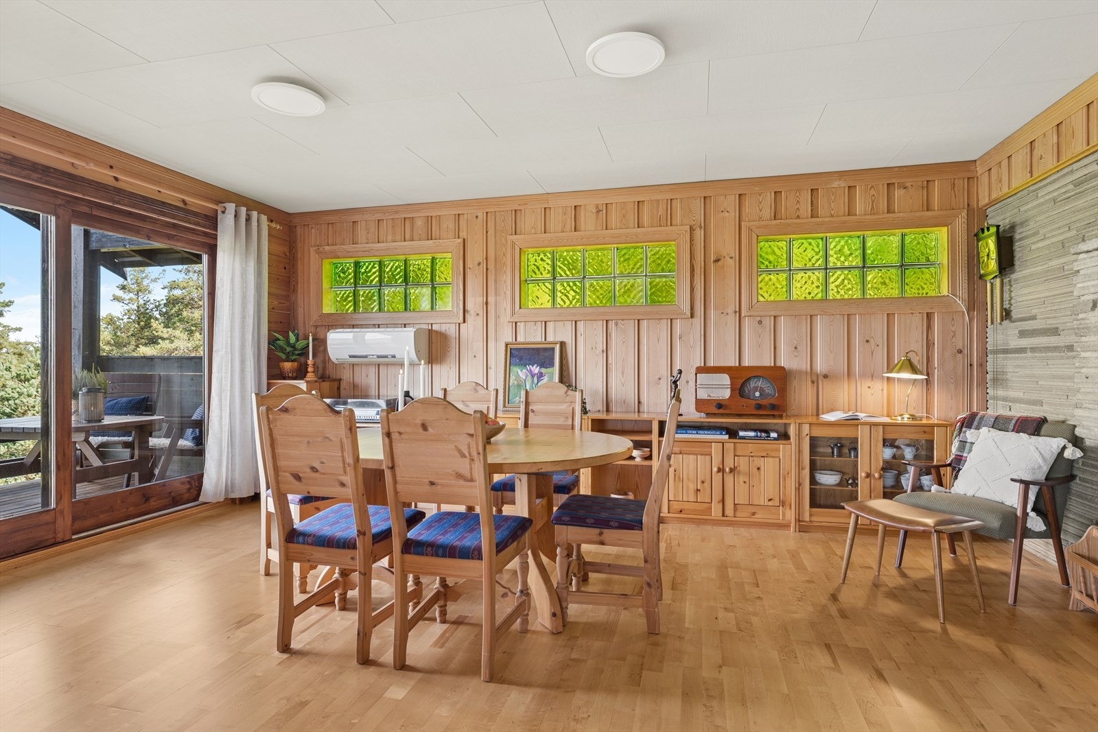 Fra stuen er det skyvedør i treverk med direkte utgang til overbygd veranda. Galleribilde