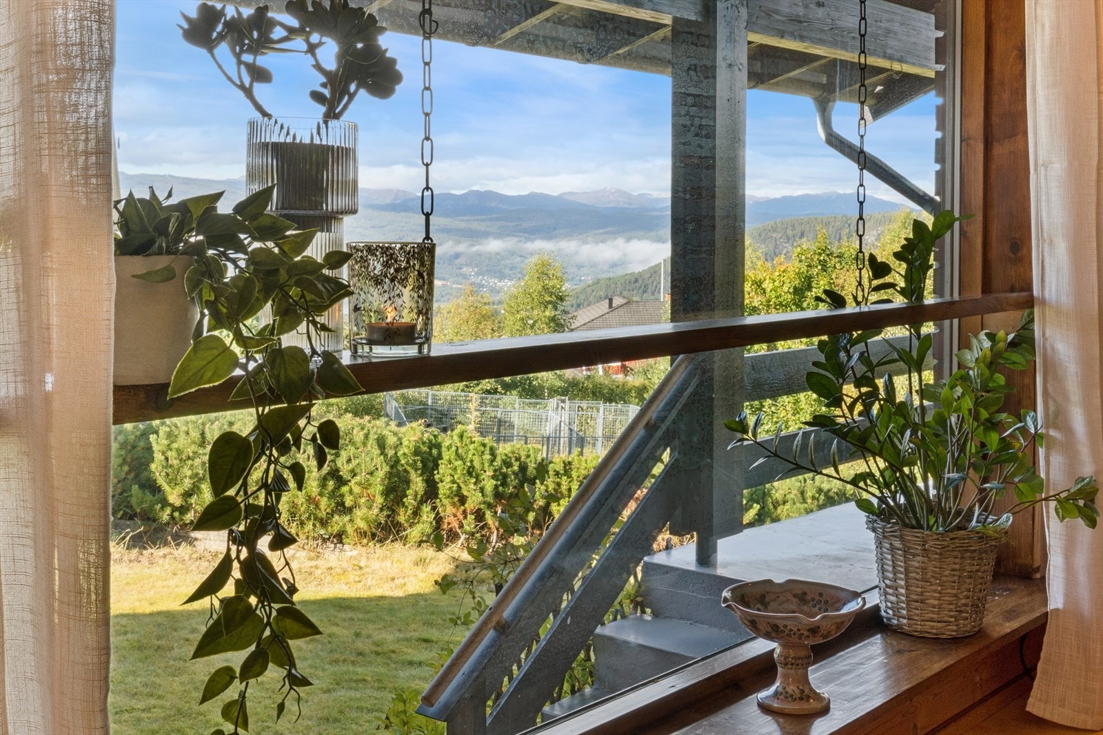 Flott utsikt mot dalen og omkringliggende fjellpartier. Galleribilde