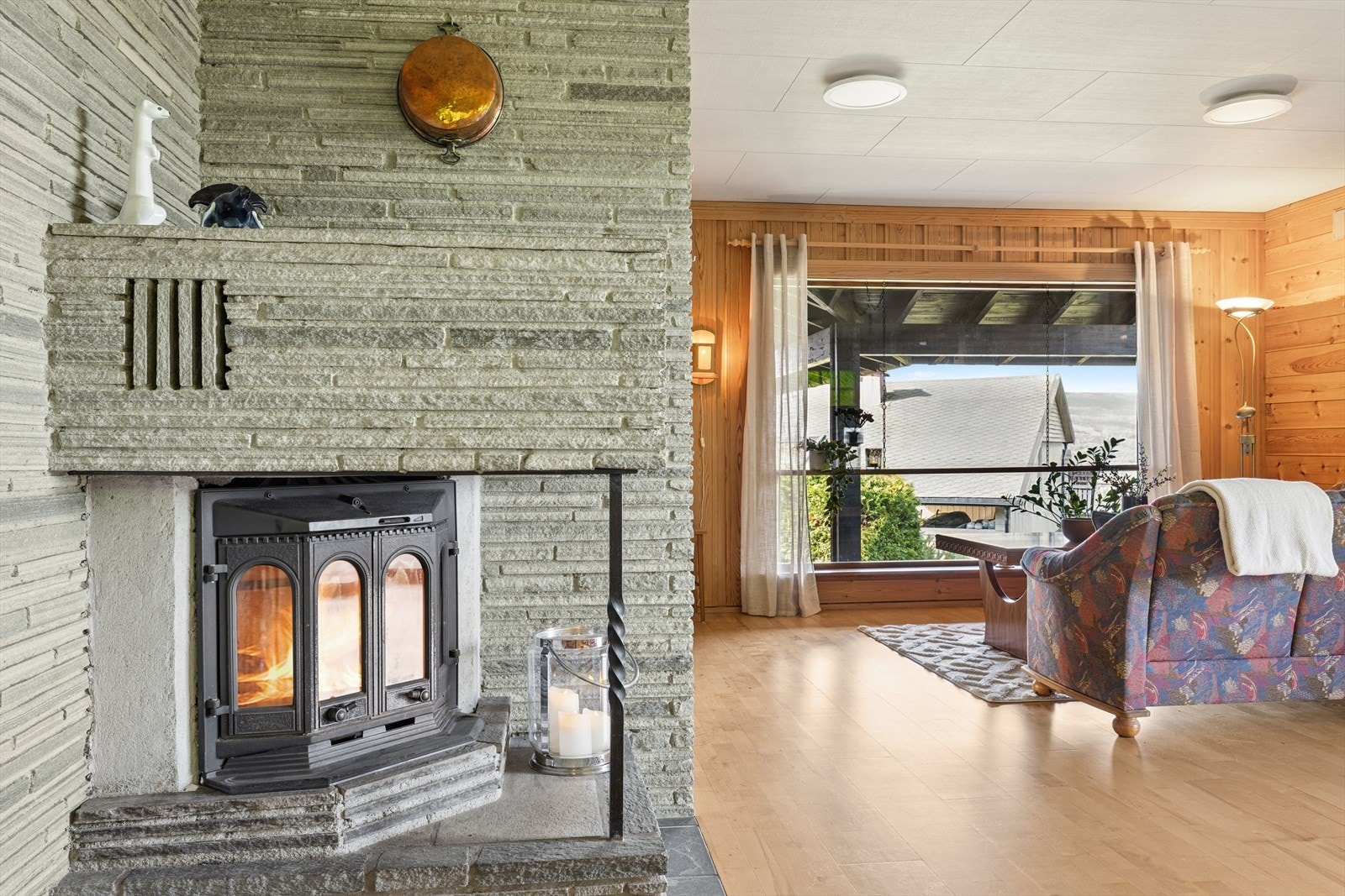 Stuen har peis med oppmurt skifer og store vindusflater med flott utsikt. Galleribilde