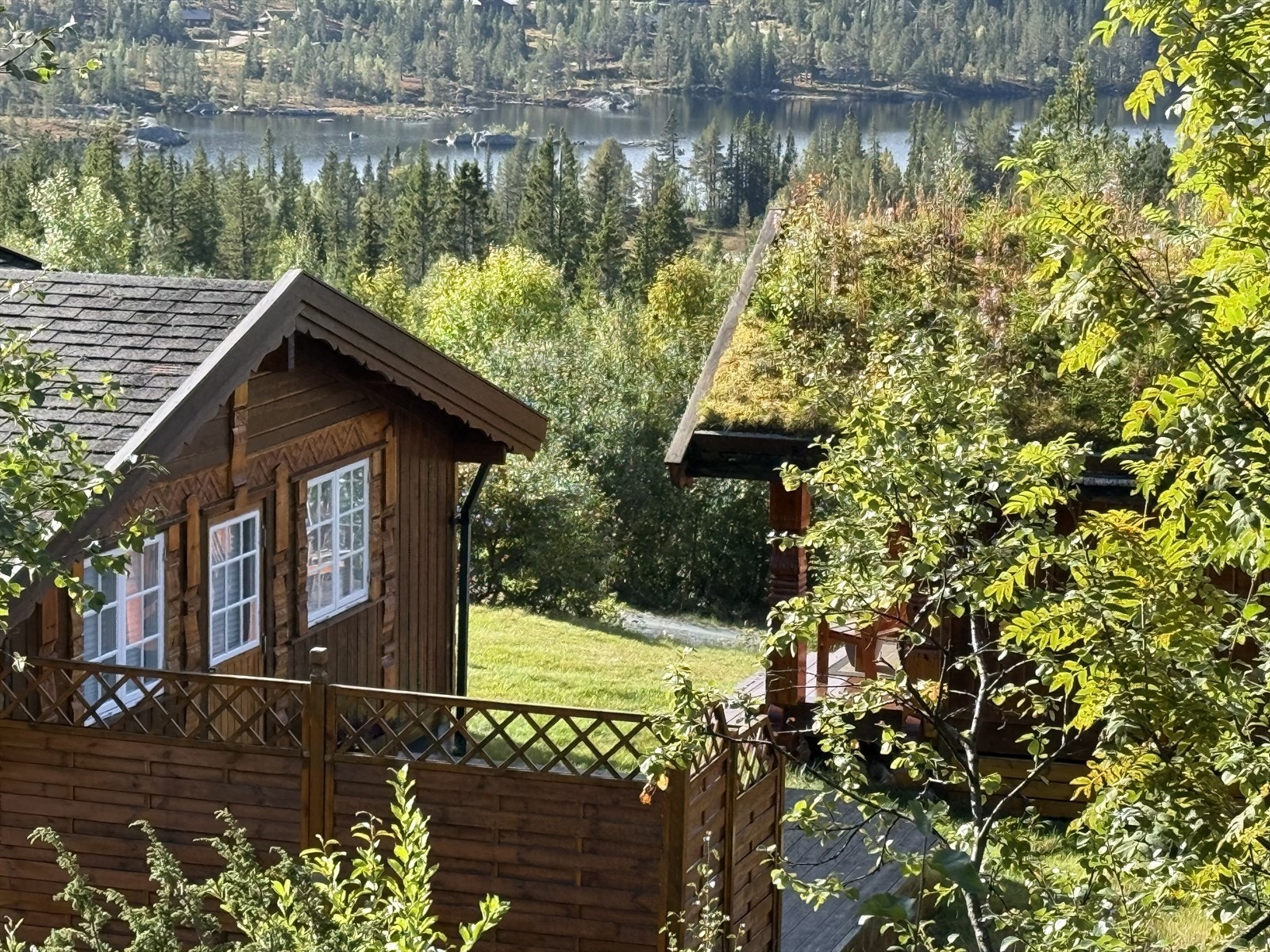 Fra hytta er det flott utsikt mot Kovstulvatnet og landskapet rundt. Privat foto. Galleribilde