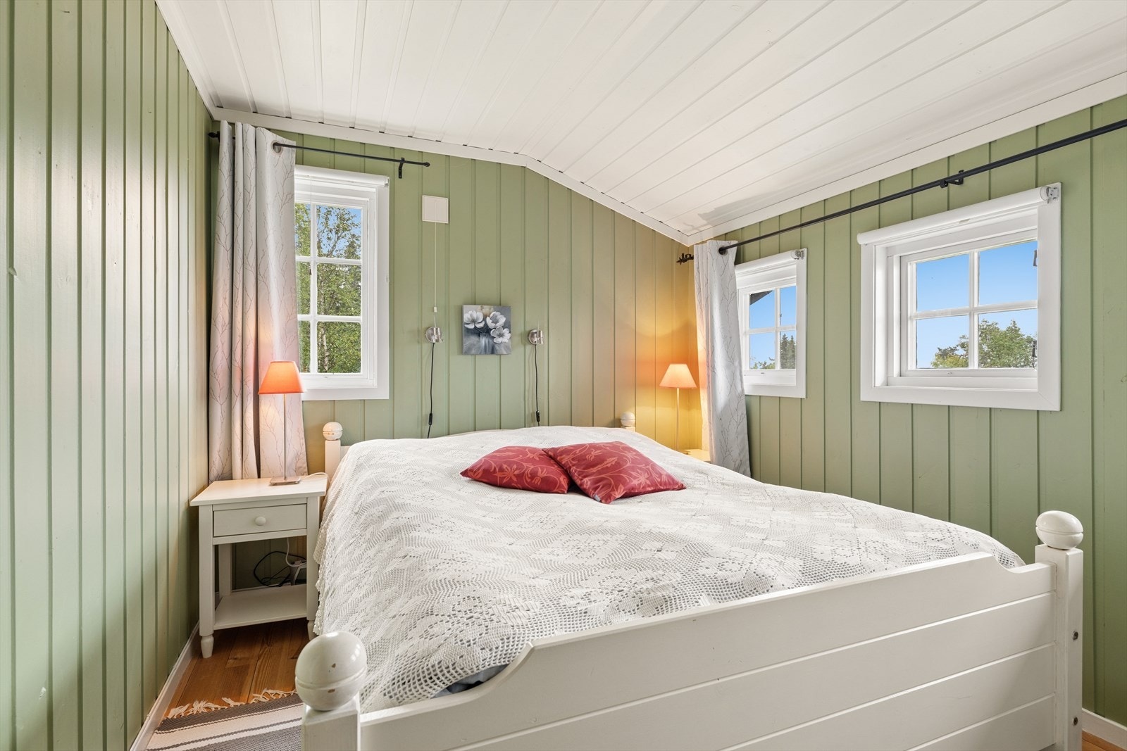 Delikat soverom med malt trepanel og plass til dobbeltseng. Galleribilde