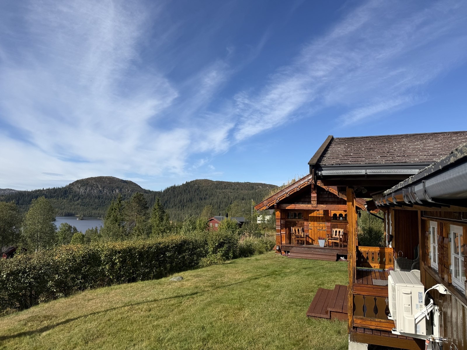 Eiendommen ligger fint til med fritt utsyn. Privat foto. Galleribilde