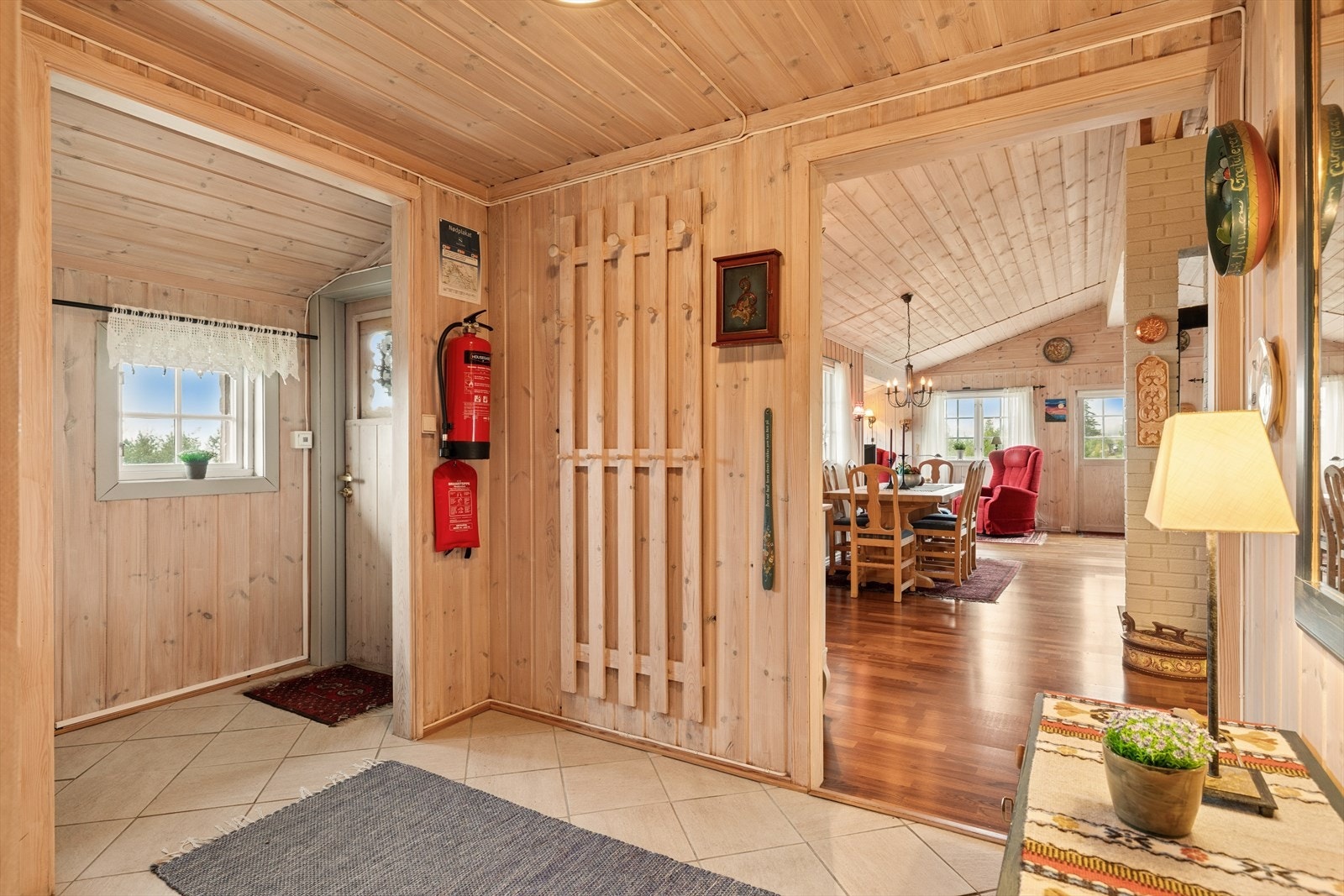 Fra gangen er det åpen adkomst videre inn til oppholdsrommene. Galleribilde