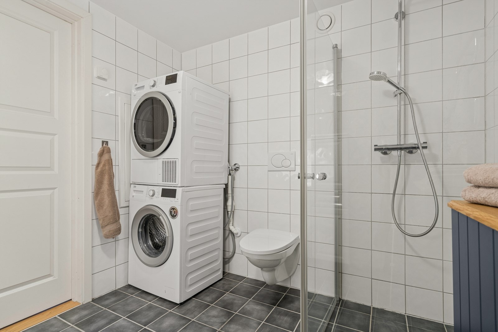 Badet er romslig og vaskemaskin og tørketrommel medfølger. Galleribilde