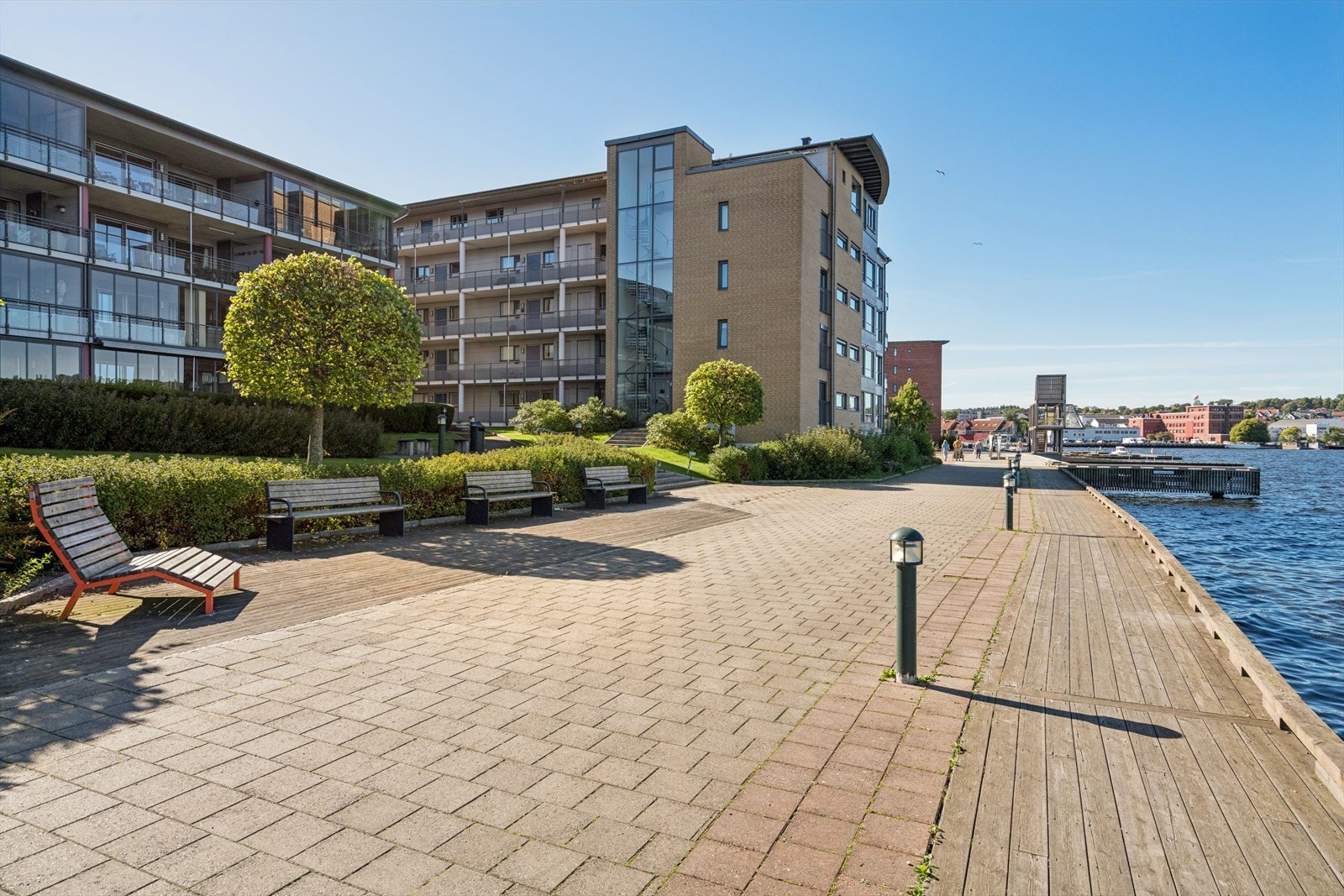 Etablert bryggepromenade langs sjøsiden med sittebenker og belysning. Kort gangavstand til sentrum. Galleribilde