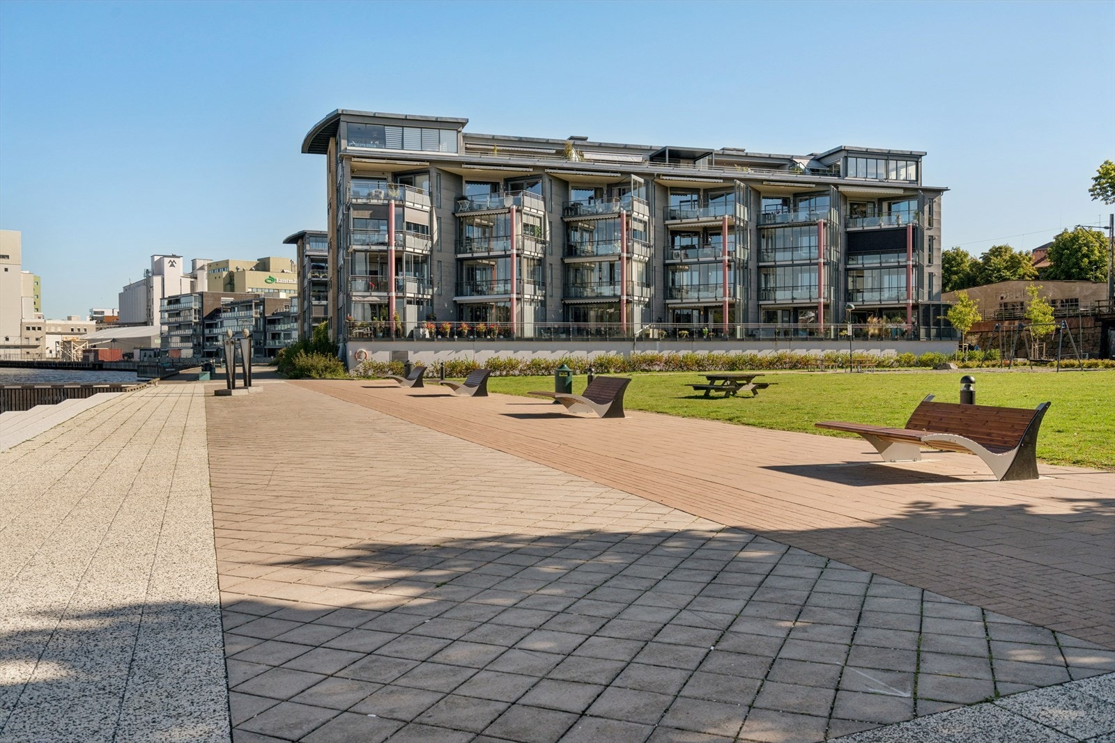 Bygget ligger flott til langs bryggepromenaden med parkmessig opparbeidede fellesarealer. Galleribilde