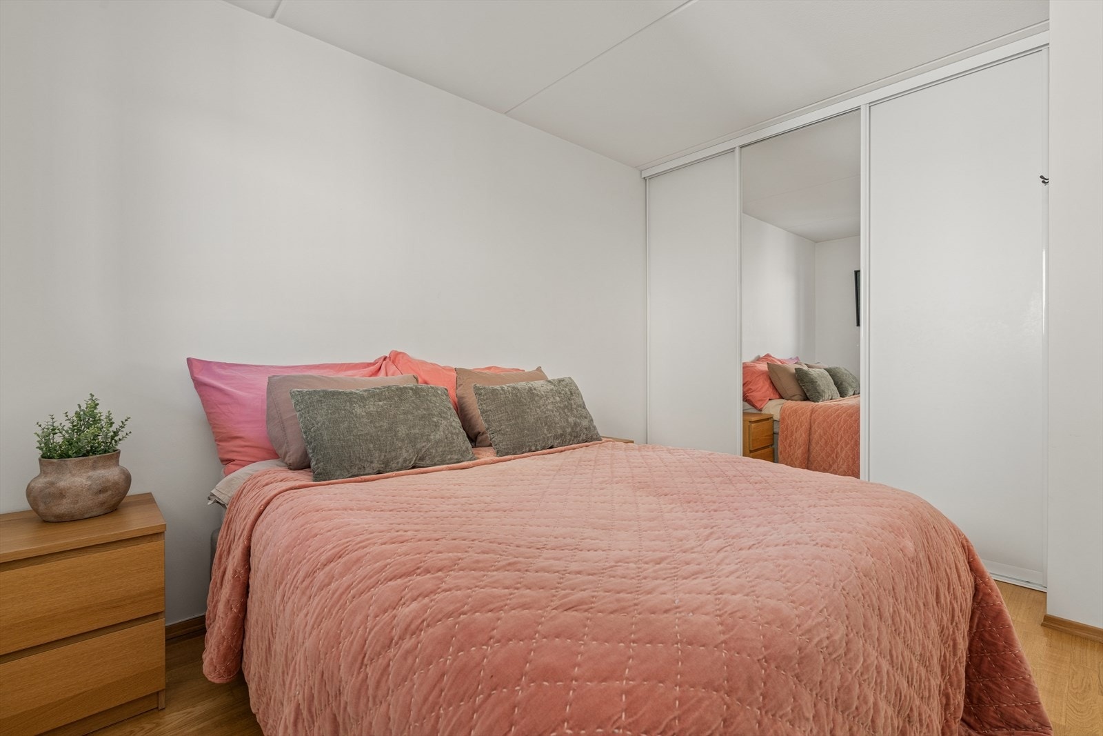 Hovedsoverom er romslig og har skyvedørsgarderobe med speilfront. Det er god plass til dobbeltseng. Galleribilde