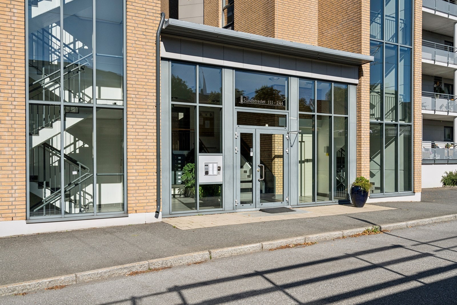 Inngangsparti i teglsteinsforblendet boligbygg oppført i 2005. Det medfølgende garasjeplass og det er heis i blokken. Galleribilde